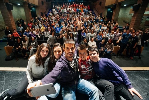 El presentador de l'Info K, Jordi Gil, fent-se el 'selfie' amb els alumnes_617x412