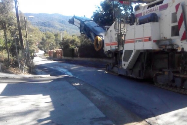 Una màquina asfaltant un dels carrers d'El Racó_617x412