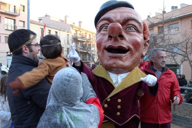 Toltes Papallongues, arribant a la plaça Calissó_617x412