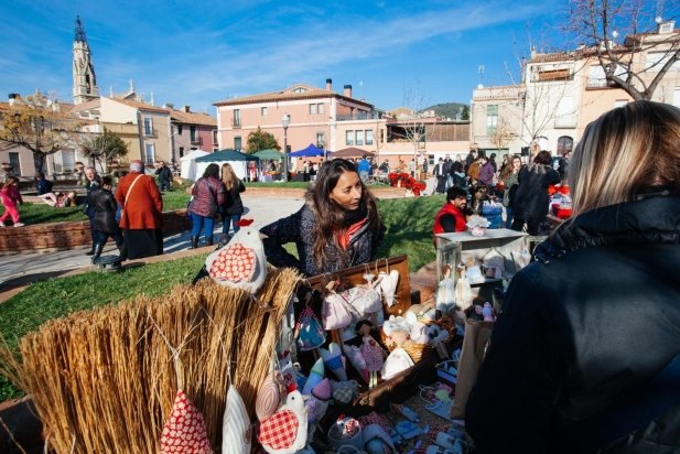 Un total de 24 parades d'artesans van omplir la plaça Major_617x412