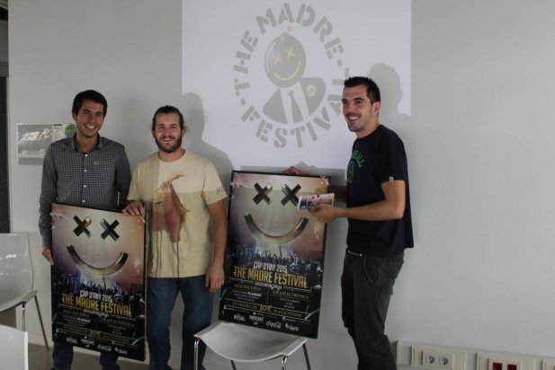 Els representants de Lokalismo 2.0 a la roda de premsa també van presentar un model provisional de cartell per la festa_617x412