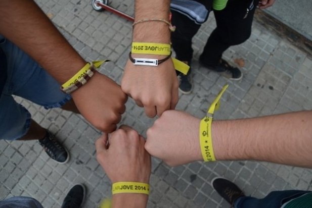 Joves de Castellar amb les polseres grogues_617x412