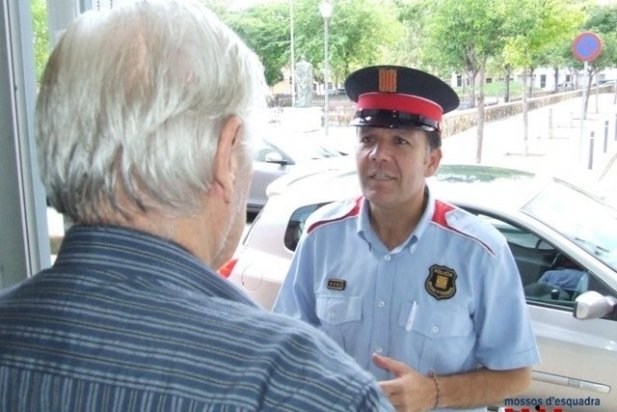 El mosso castellarenc César Galván atenent un veí de Sabadell_617x412