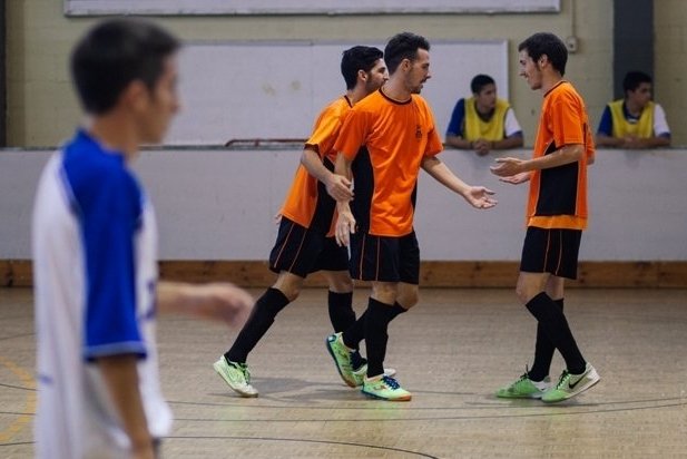 Els jugadors del Futbol Sala Castellar celebren un gol contra el CN Sabadell B_617x412
