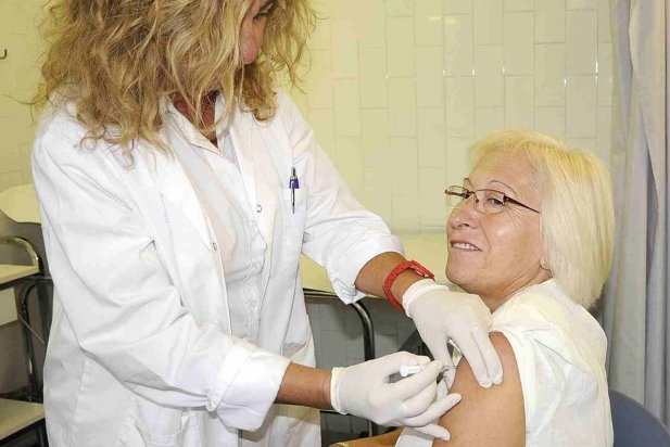 Una infermera del CAP vacuna a una dona que ha decidit vacunar-se contra la grip _617x412