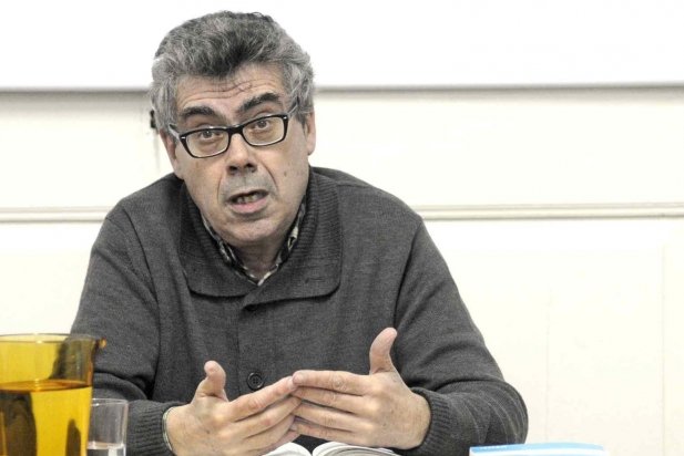 Albert Recio, professor d'economia, durant la xerrada_617x412