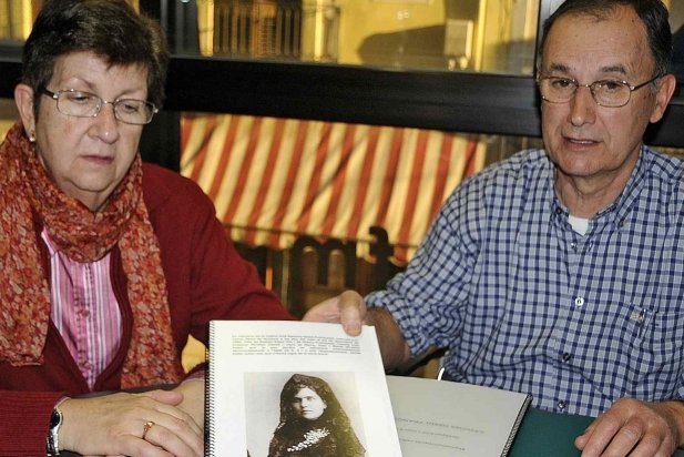 Els cosins Paquita i Anastasi Miralles mostren la foto de la seva àvia Ramona_617x412
