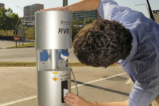 Punt de recàrrega per a cotxes elèctrics situat a l'Eix Macià de Sabadell_617x412