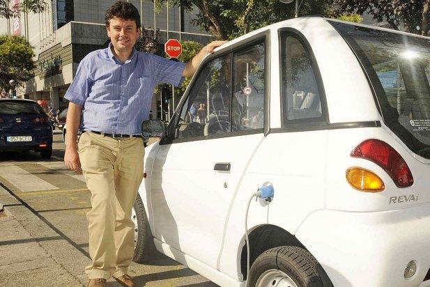 Santi Gual, recarregant el seu cotxe elèctric_617x412