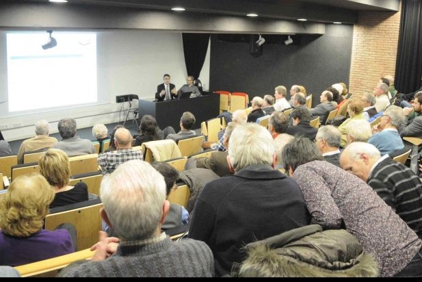 La xerrada que la plataforma va fer el passat març va omplir la sala d'actes de l'auditori Miquel Pont_617x412