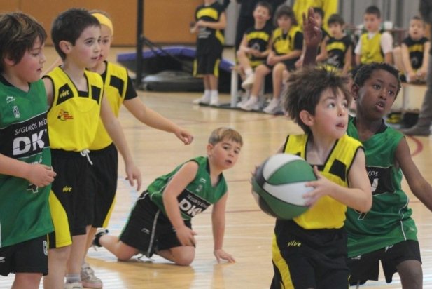 Un partit dels jugadors de l'escola de bàsquet_617x412