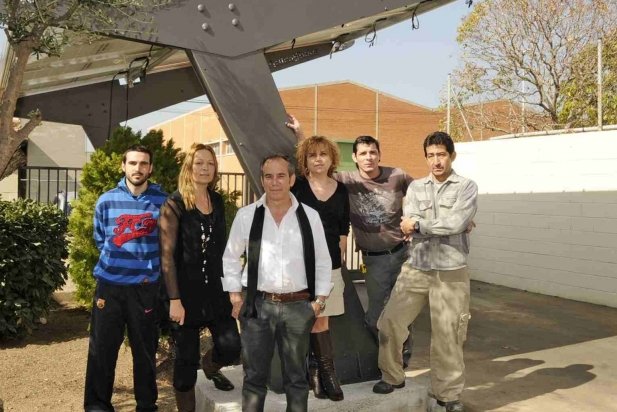 El propietari de l'empresa, Antonio Moreno, al centre envoltat dels treballadors_617x412