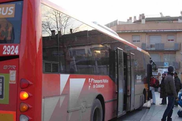 Un autobús de la línia C1 a la parada de la plaça Calissó_617x412