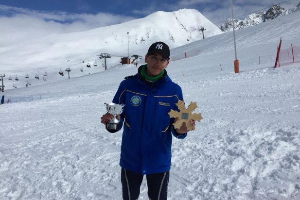 Ferran Jaén amb els trofeus aconseguits a Pas de la Casa.