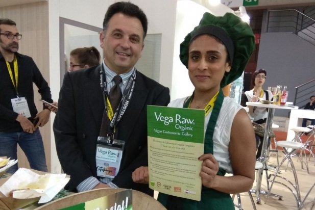 Miki Vilanova a l'estand de Vega Raw