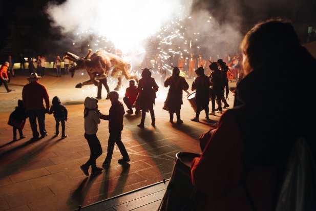 Les Bèsties projectant una pluja de foc a la plaça del Mirador - Q. Pascual