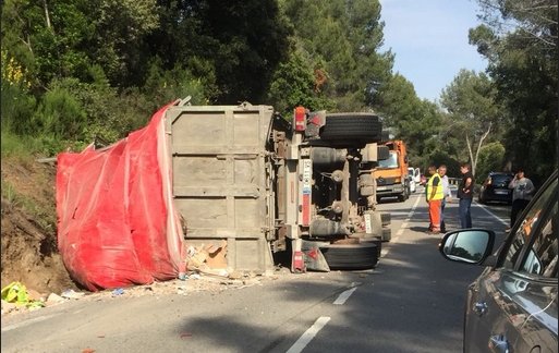 Un camió ha bolcat a la carretera de Terrassa