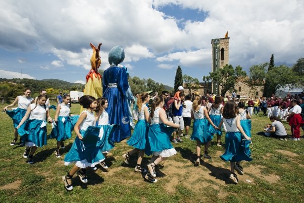 Actuació del Ball de Gitanes i dels Gegants durant el matí al 40è Aplec - Q.Pascual