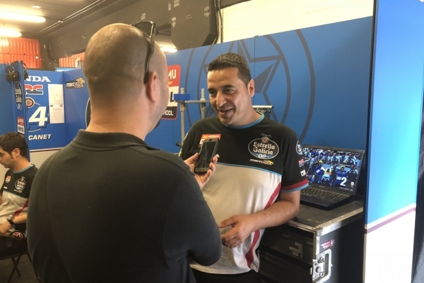 L'Actual entrevistant a Jordi Gallardo al box del Circuit de Barcelona-Catalunya.