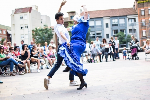 Una parella de ball enmig de la plaça del Mirador - G. Plans