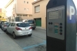 Un cartell a les màquines informa que la zona blava està fora de servei durant tot l'agost