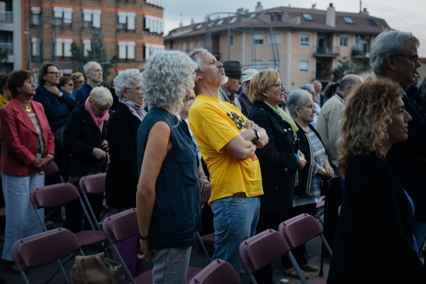 El públic canta 'Els Segadors' al Correllengua 2018. || Q. PASCUAL