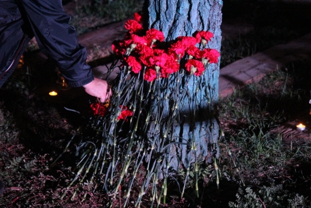 Ofrena floral a l'olivera en memòria del regidor castellarenc d'ERC Oriol Papell