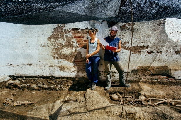 Anna Camat, directora de les excavacions, amb part del seu equip, al cementiri municipal de Castellar. Q. PASCUAL