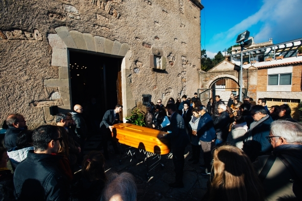 Les restes de Ramon Villarino envoltat d'assistents al funeral