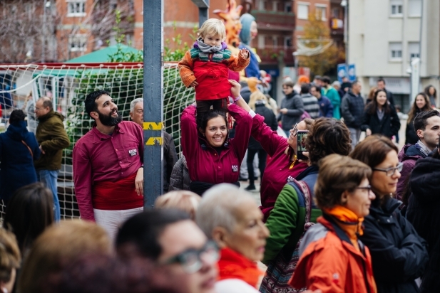 Diferents entitats van oferir tallers, com els Capgirats, que van ensenyar a fer castells - Q.Pascual