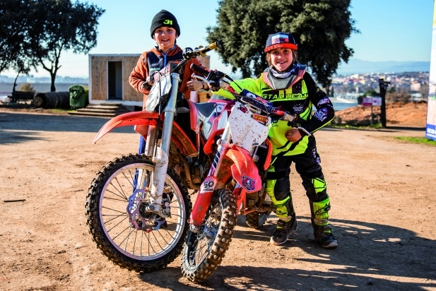 Eric Rubio i Max Sánchez entrenant en motocròs.