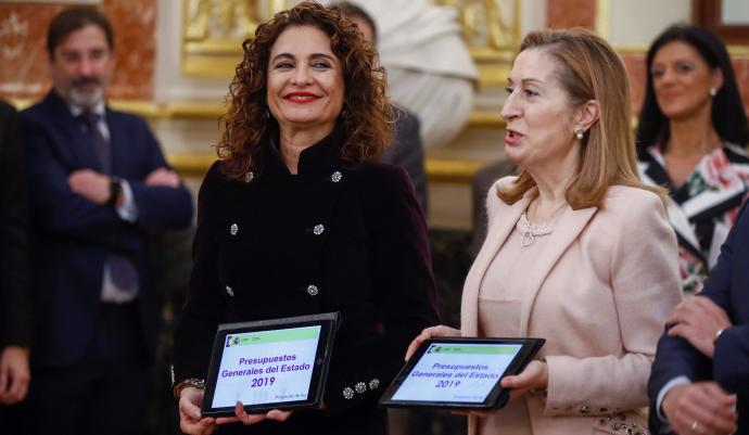 La ministra d'Hisenda, María Jesús Montero, amb la presidenta del Congrés Ana Pastor amb els pressupostos 2019