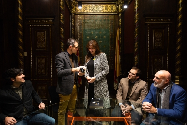 L'alcalde ha obsequiat la consellera Laura Borràs amb un saquet de mongetes del ganxet - Q.PASCUAL