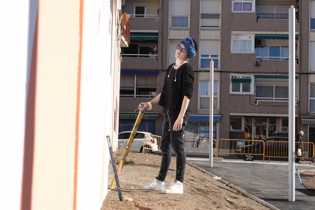 Anna Taratiel, dimarts passat, pintant el gran mural que tindrà la renovada plaça Llibertat