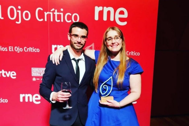 Natàlia Cerezo amb el seu germà, recollint el Premi Ojo Crítico de Narrativa. || CEDIDA