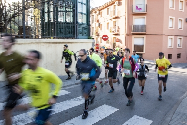 Participants de la prova enfilant el circuit a la corba de l'Ajuntament.