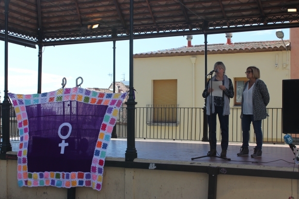 Dolors Mussons i Antònia Altimira han llegit el manifest davant de l'Ajuntament