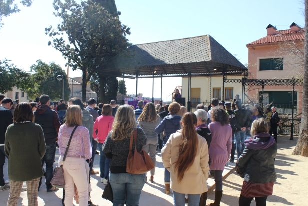 Concentració feminista als Jardins del Palau Tolrà