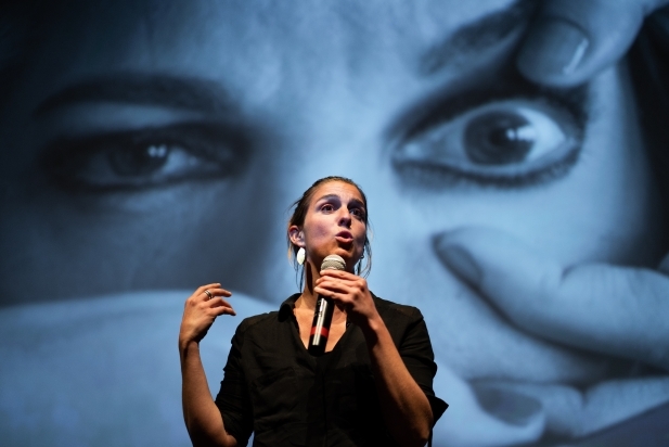 La directora d' "EnFemme", Alba Barbé, respon les preguntes que el públic li va formular al col·loqui. || Q. PASCUAL
