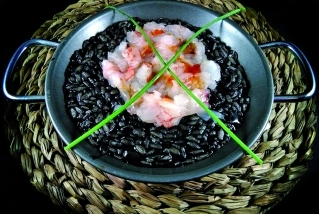 Risotto negre amb carpaccio de gambes. || QUINS FOGONS