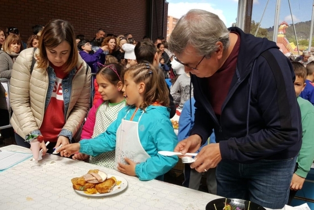 El jurat va valorar els 30 participants a la Trobada de Petits Cuiners. || CEDIDA