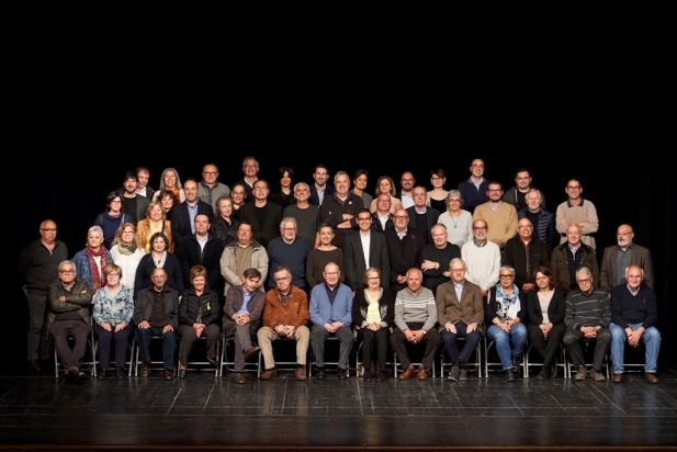 Foto de família dels 57 regidors i regidores que van assistir a la commemoració dels 40 anys d'Ajuntaments democràtics. Q.P.