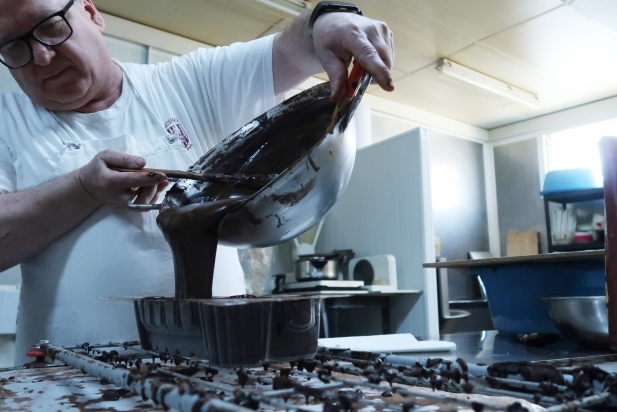 Elaboració dels ous de xocolata des de la pastisseria Sant Jordi