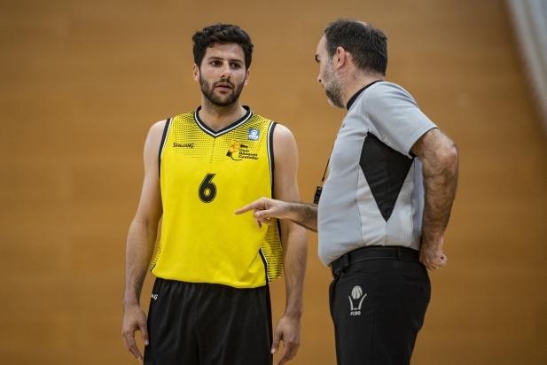 Esteban García conversa amb Àlex Hernández abans d'assenyalar-li una tècnica