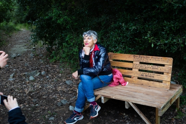 Enrica Volpi, asseguda al banc que s'ha fet en homenatge al seu cosí Elio Ziglioli