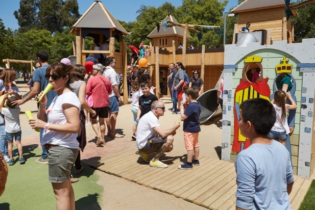 A la inauguració, centenars d'infants van inundar el parc infantil 