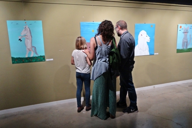 Visitants a l'exposició d'art infantil de Blanca Gibert, a El Mirador. || M. ANTÚNEZ