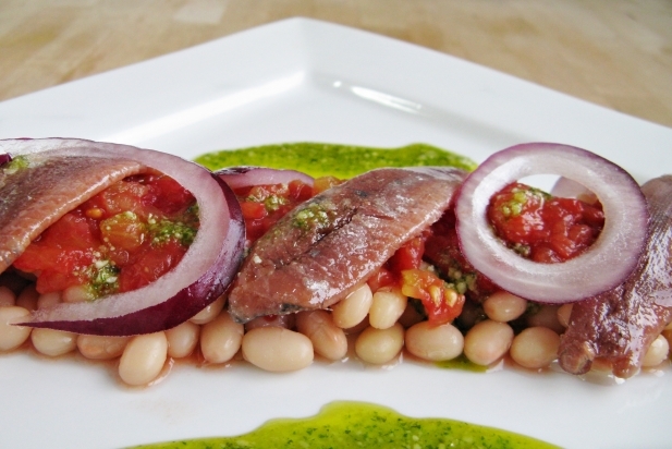 mongetes amb sardines 'anxovades', tomàquet i pesto de ruca_617x412