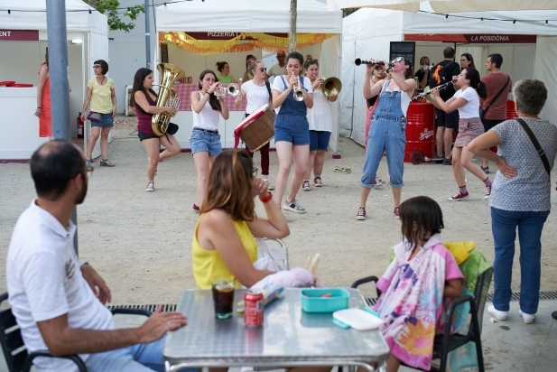 Balkan Paradise Orchestra arribant a la plaça de Catalunya. || Q. PASCUAL