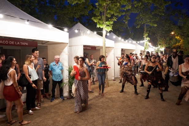 Estands dels comerços participants al Tast d'Estiu. || Q. PASCUAL